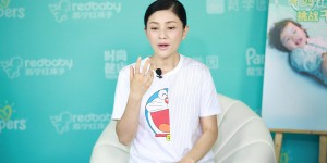 Hu Kemei is very natural and dresses low-key yet energetic (a cartoon T-shirt paired with jeans is so down-to-earth)