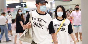 Wang Yanlin and his wife showed off their affection (both wore couple’s T-shirts and shorts, looking low-key but very eye-catching)